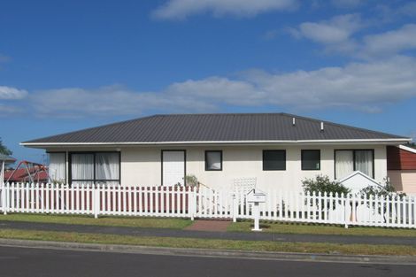 Photo of property in 2/12 Heathglen Place, Bayview, Auckland, 0629