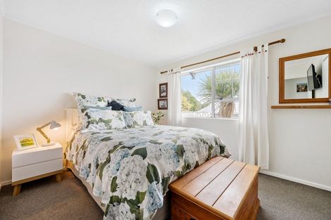 Photo of property in 10 Pimlico Place, Newlands, Wellington, 6037