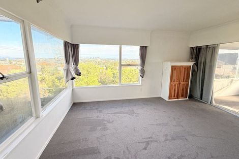 Photo of property in 1/166 East Coast Road, Forrest Hill, Auckland, 0620