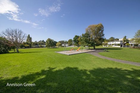 Photo of property in 10 Stallard Place, Glen Eden, Auckland, 0602