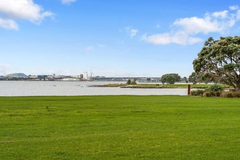 Photo of property in 81 Kiwi Esplanade, Mangere Bridge, Auckland, 2022