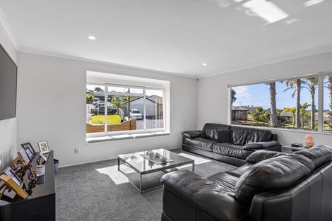 Photo of property in 15 Kath Hopper Drive, Orewa, 0931