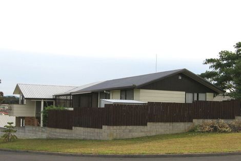 Photo of property in 13 Hueglow Rise, West Harbour, Auckland, 0618