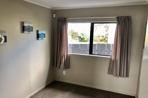 Photo of property in 1/6 Peterhouse Place, West Harbour, Auckland, 0618