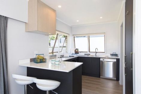 Photo of property in 2/45 Knightsbridge Drive, Forrest Hill, Auckland, 0620