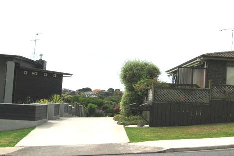 Photo of property in 2/1005 Beach Road, Torbay, Auckland, 0630