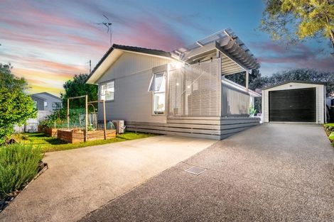 Photo of property in 2 Katrina Place, Massey, Auckland, 0614