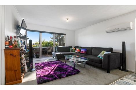 Photo of property in 2/309 Wairau Road, Totara Vale, Auckland, 0627