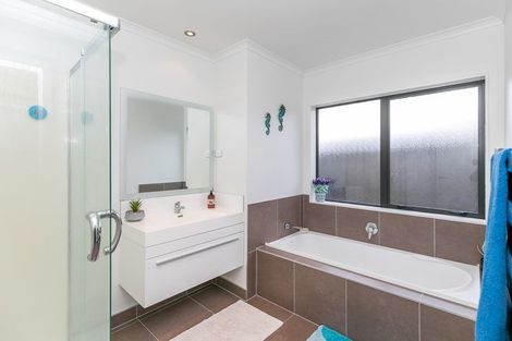 Photo of property in 28 Whitney Place, Rototuna North, Hamilton, 3210