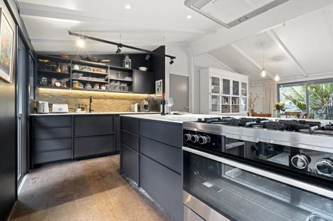 Photo of property in 93 Wood Bay Road, Titirangi, Auckland, 0604