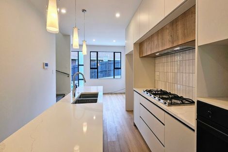 Photo of property in 7b Lewisham Street, Highland Park, Auckland, 2010