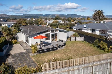 Photo of property in 11 Hadfield Place, Paraparaumu Beach, Paraparaumu, 5032