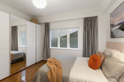 Photo of property in Sunhaven Flats, 262 Oriental Parade, Oriental Bay, Wellington, 6011