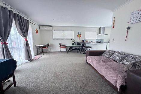 Photo of property in 14 Peachgrove Road, Te Atatu Peninsula, Auckland, 0610