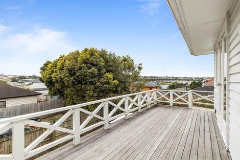 Photo of property in 219 Wairau Road, Totara Vale, Auckland, 0627