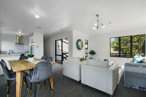 Photo of property in 39 Meadowvale Rise, Titirangi, Auckland, 0604