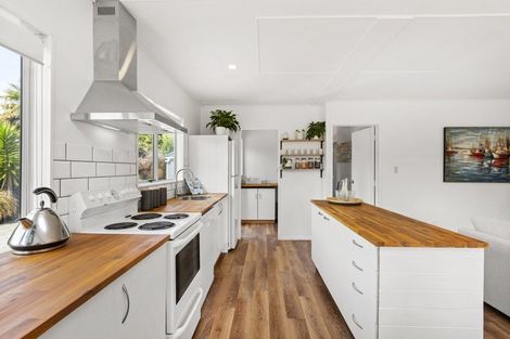 Photo of property in 1 Cross Street, Raglan, 3225