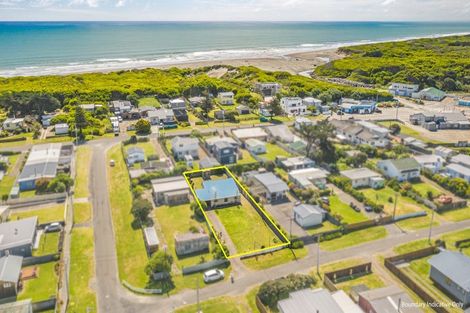 Photo of property in 22 Rangitane Street, Himatangi Beach, Foxton, 4891
