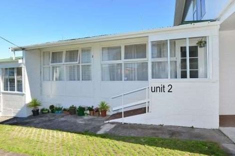 Photo of property in 81 Pupuke Road, Northcote, Auckland, 0627