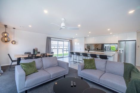 Photo of property in 10 Atlantic Drive, Fitzherbert, Palmerston North, 4410