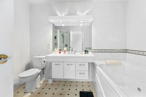 Photo of property in Royal Regal Apartments, 2/50 Cambridge Terrace, Te Aro, Wellington, 6011