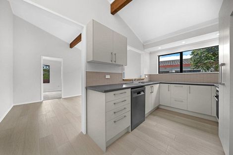 Photo of property in 77 Meadowvale Rise, Titirangi, Auckland, 0604