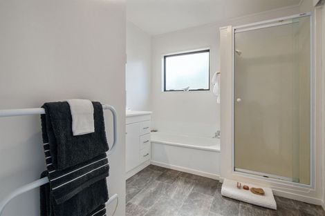 Photo of property in 2/5 Remus Place, Totara Vale, Auckland, 0629