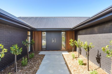 Photo of property in 48 Vaucluse Heights, Fitzherbert, Palmerston North, 4410