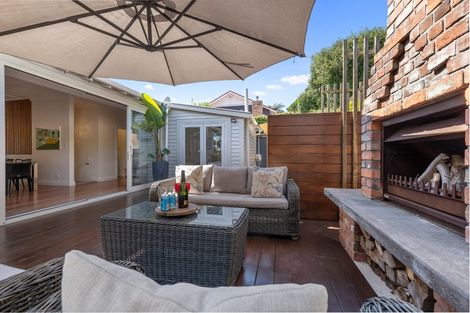 Photo of property in 122 Pendarves Street, New Plymouth, 4312