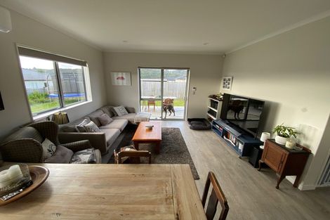 Photo of property in 18 Gilbransen Road, Kumeu, 0810