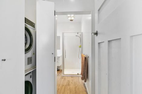 Photo of property in 112 Kelburn Parade, Kelburn, Wellington, 6012