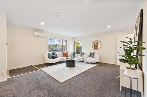 Photo of property in 28 Ginders Drive, Massey, Auckland, 0614