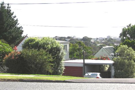 Photo of property in 1/595 Glenfield Road, Totara Vale, Auckland, 0629