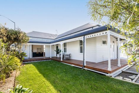 Photo of property in 27 Napier Terrace, Hospital Hill, Napier, 4110