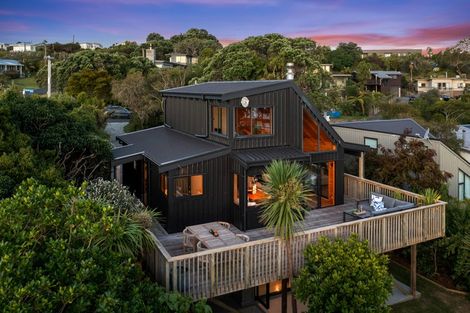 Photo of property in 4 Hillside Crescent, Leigh, 0985