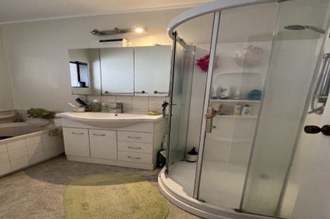 Photo of property in 3 Booralee Avenue, Botany Downs, Auckland, 2010