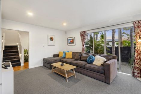 Photo of property in 2/7 Phillip Parade, Forrest Hill, Auckland, 0620