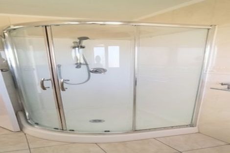 Photo of property in 2/15 Merton Avenue, Glenfield, Auckland, 0627