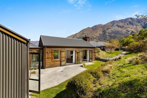 Photo of property in 16 Harrys Close, Arthurs Point, Queenstown, 9371