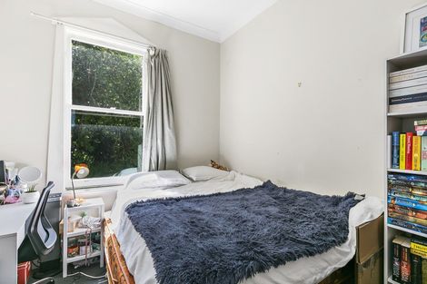 Photo of property in 112 Kelburn Parade, Kelburn, Wellington, 6012