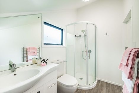 Photo of property in 10 Kakariki Grove, Waikanae, 5036