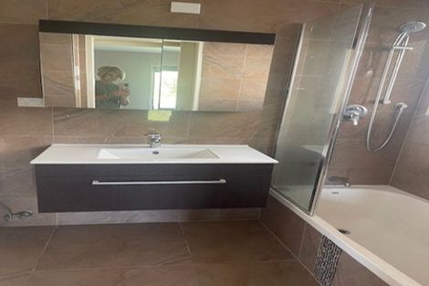 Photo of property in 9 Gwenand Place, Botany Downs, Auckland, 2010