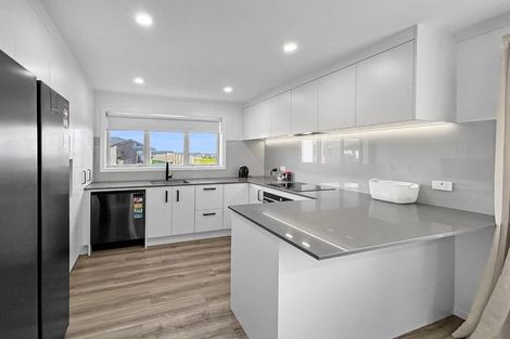 Photo of property in 74 Atlantic Drive, Fitzherbert, Palmerston North, 4410