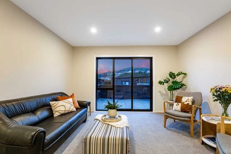 Photo of property in 41 Farnworth Terrace, Glenside, Wellington, 6037