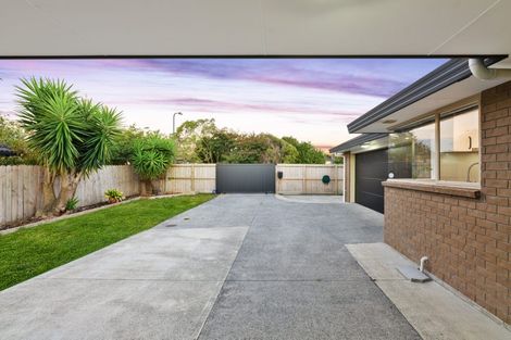 Photo of property in 8 Woodbank Drive, Glen Eden, Auckland, 0602