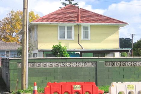 Photo of property in 13 Henderson Valley Road, Henderson, Auckland, 0612