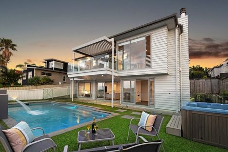 Photo of property in 15 Beechwood Road, Rothesay Bay, Auckland, 0630