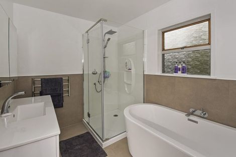 Photo of property in 2/240 Forrest Hill Road, Forrest Hill, Auckland, 0620