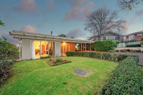 Photo of property in 10 Leewood Place, Pakuranga Heights, Auckland, 2010