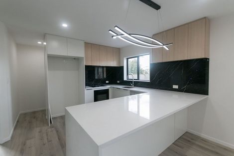 Photo of property in 17e Martin Place, Kelston, Auckland, 0602